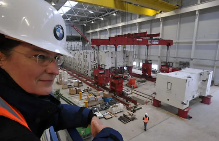 BMW-will-im-Februar-und-Maerz-38-000-Fahrzeuge-weniger-bauen-als-geplant-Schon-im-Dezember-hatte-der-Konzern-mit-Produktionskuerzungen-und-verlaengerten-Weihnachtspausen-auf-die-Absatzflaute-reagiert