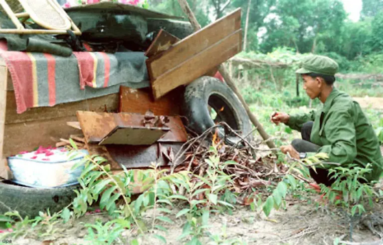Die-Leiche-wird-schnell-verbrannt-die-Roten-Khmer-weigern-sich-eine-Autopsie-vornehmen-zu-lassen-was-zu-diversen-Spekulationen-ueber-die-wahre-Todesursache-fuehrt