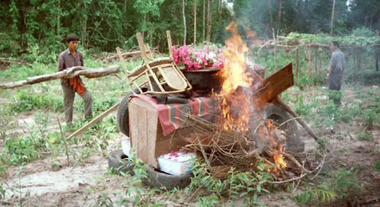 Offiziell-heisst-es-Pol-Pot-sei-an-einem-Herzinfarkt-gestorben-Andere-Theorien-gehen-davon-aus-dass-er-Selbstmord-beging