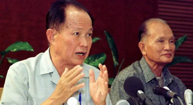 Kurz-darauf-am-25-Dezember-1998-stellen-sich-auch-die-Brueder-Nummer-Zwei-und-Drei-den-kambodschanischen-Behoerden