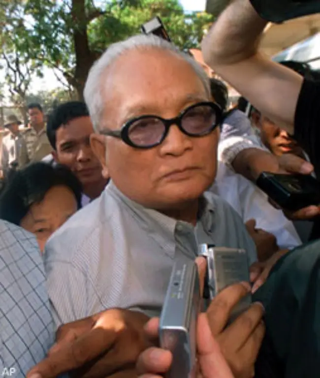 Fast-ein-Jahrzehnt-spaeter-angesichts-wachsenden-internationalen-Drucks-wird-Noun-Chea-der-Schatten-Pol-Pots-im-September-2007-verhaftet-und-angeklagt