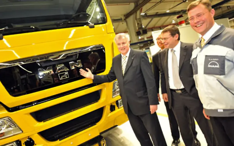 Auch-der-Nutzfahrzeug-und-Maschinenbaukonzern-MAN-faehrt-nach-dem-Einbruch-auf-dem-Lastwagen-Markt-seine-Produktion-zurueck-und-vereinbarte-Kurzarbeit-fuer-9400-Beschaeftigte-Dazu-kommt-der-Abbau-von-Arbeitszeitkonten-und-die-Nutzung-anderer-Arbeitszeitmodelle