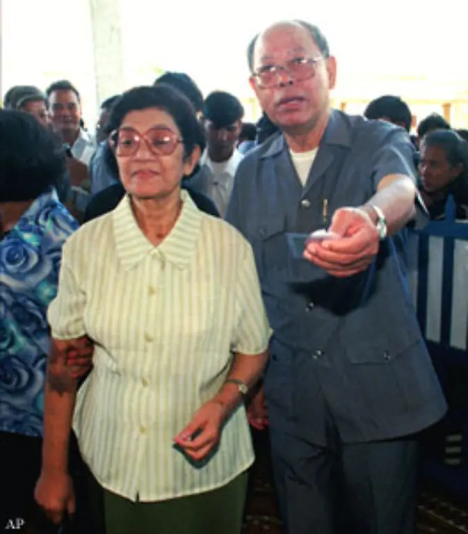 Gemeinsam-mit-seiner-Frau-Khieu-Thirith-der-frueheren-Sozialministerin-wird-er-am-12-November-2007-in-seinem-Haus-in-Phnom-Penh-verhaftet