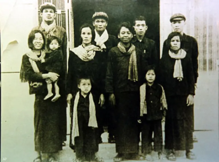 Duch-Chef-des-beruechtigten-Folterzentrums-21-sitzt-schon-laenger-in-Haft-Auf-dem-Bild-ist-er-als-zweiter-von-rechts-hinten-gemeinsam-mit-dem-Gefaengnispersonal-und-Kindern-zu-sehen