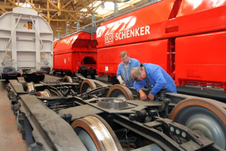 Die-Beschaeftigten-der-Guetersparte-bei-der-Deutschen-Bahn-DB-SCHENKER-RAIL-muessen-sich-ebenfalls-auf-Kurzarbeit-einstellen-Die-Details-handelt-das-Unternehmen-derzeit-mit-den-Betriebsraeten-aus