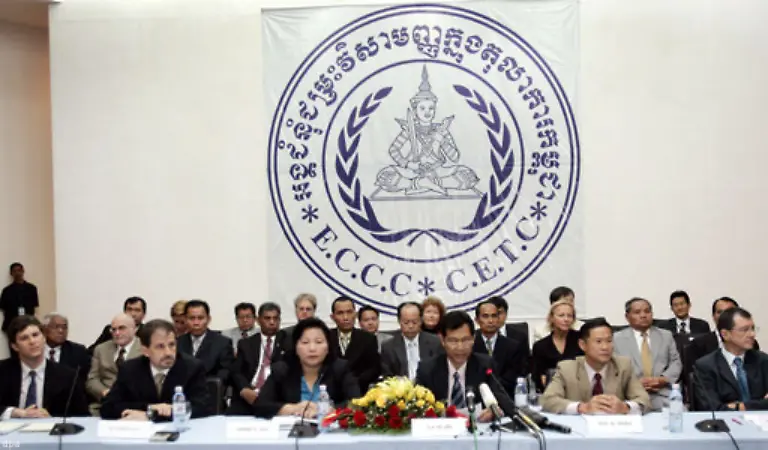 Auch-wenn-sich-Kambodschas-Regierung-nach-langem-Gezerre-mit-den-Vereinten-Nationen-im-Jahr-2006-auf-die-Einrichtung-eines-Tribunals-geeinigt-hat