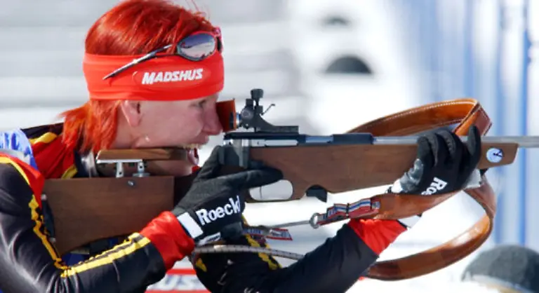 Nach-weiteren-regelmaessigen-Platzierungen-in-den-Weltcuppunkten-werden-die-Biathlon-Weltmeisterschaften-2001-in-Pokljuka-zum-ersten-grossen-Erfolg-in-Wilhelms-Karriere