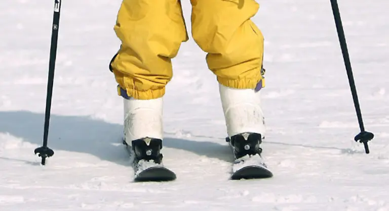 Mit-7-Jahren-macht-sie-die-Loipen-des-Trainingszentrums-in-Steinbach-Hallenberg-unsicher-und-sammelt-ihre-ersten-Erfahrungen-auf-Langlaufskiern