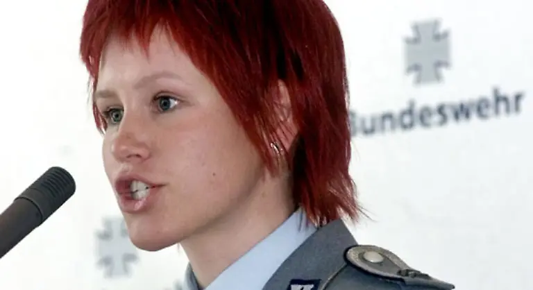 1995-verlaesst-sie-die-Schule-mit-dem-Abitur-in-der-Tasche-und-geht-zur-Sportfoerdergruppe-der-Bundeswehr