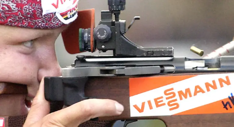 mich-hat-jemand-gefragt-ob-ich-auch-mal-zehn-Schuss-machen-will-Katis-erster-Kontakt-mit-einer-Biathlon-Waffe-trifft-gleich-neunmal-ins-Schwarze