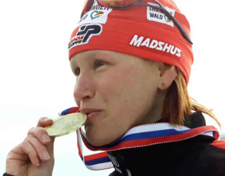 Gleich-in-ihrem-ersten-WM-Rennen-ueberhaupt-dem-Sprintrennen-gewinnt-sie-die-Goldmedaille