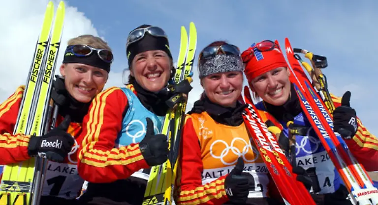 Auch-mit-der-deutschen-Staffel-triumphiert-Kati-Wilhelm-und-gewinnt-gemeinsam-mit-Katrin-Apel-Uschi-Disl-und-Andrea-Henkel-ihre-zweite-Goldmedaille