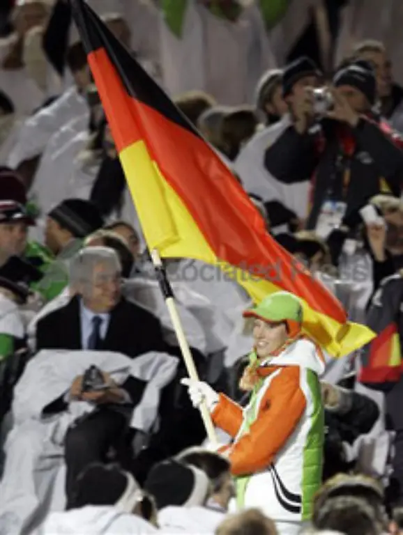 In-Turin-wird-ihr-die-Ehre-zuteil-bei-der-Eroeffnungsfeier-die-deutsche-Flagge-ins-Stadion-zu-tragen-Das-Telefon-klingelte-und-ich-wurde-gefragt-ob-ich-die-deutsche-Fahne-tragen-will-Ich-habe-keine-Sekunde-gezoegert-und-ja-gesagt