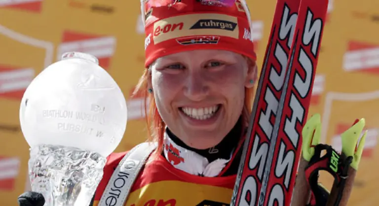 Am-Ende-darf-Kati-als-Gesamtweltcup-Siegerin-2005-2006-die-grosse-Kristallkugel-in-Empfang-nehmen