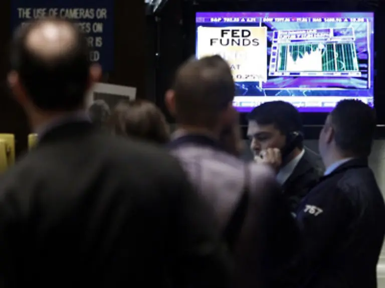 Bereits-seit-dem-vergangenen-Herbst-kauft-die-Fed-Commercial-Papers-auf-und-stuetzt-damit-den-Markt-fuer-die-kurzfristige-Refinanzierung-vieler-US-Unternehmen-Das-Programm-laeuft-bis-Ende-Oktober