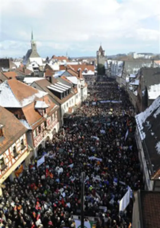 Viele-Buerger-der-mittelfraenkischen-Industriestadt-schlossen-sich-dem-Protestzug-an-und-sorgten-fuer-dichtes-Gedraenge-in-der-Altstadt-Aktionen-fanden-auch-in-Hoechstadt-Aisch-und-Schweinfurt-statt