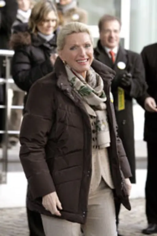 Zuletzt-war-die-Firmenerbin-eher-im-Pelzmantel-zu-sehen-Zu-diesem-Anlass-kleidet-sie-sich-dezenter-sie-ist-eine-von-ihnen-geworden-Braune-Daunenweste-und-beige-Hose-sollen-das-wohl-unterstreichen