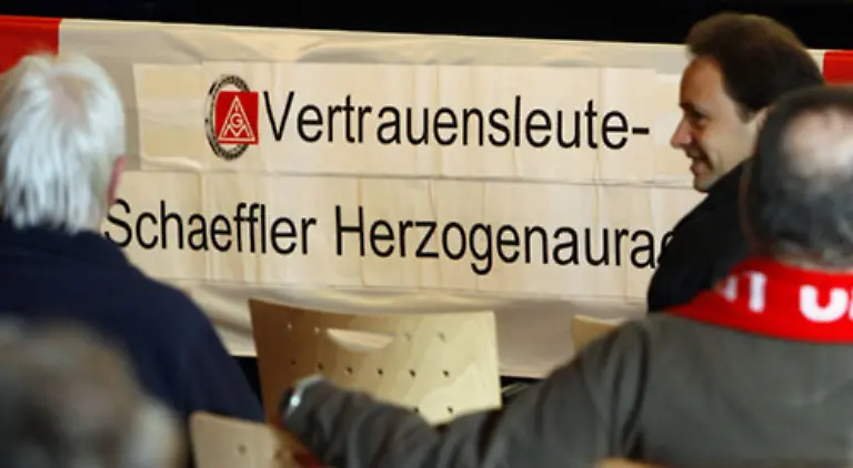 Bei-der-Kundgebung-sprachen-sich-Betriebsraete-Gewerkschafter-und-Vertreter-einer-Beschaeftigteninitiative-fuer-eine-rasche-staatliche-Ueberbrueckungshilfe-fuer-den-Konzern-aus