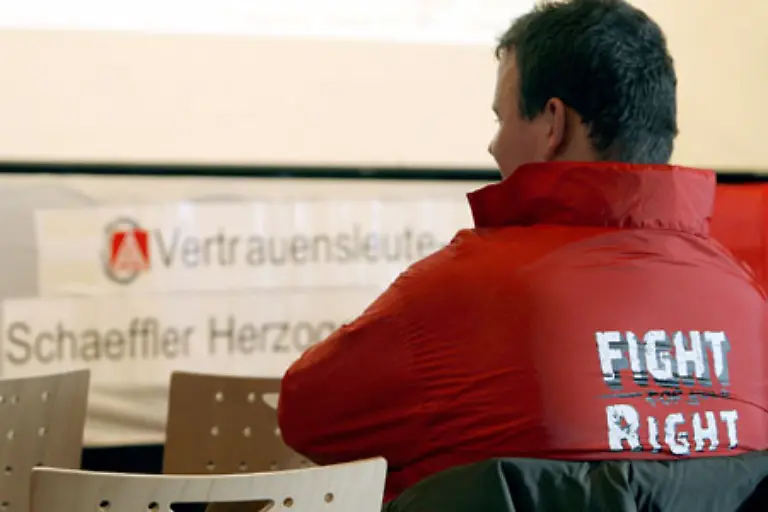 Der-Mitinitiator-einer-erst-vor-einer-Woche-gegruendeten-Schaeffler-Mitarbeiter-Initiative-der-tuerkischstaemmige-Ingenieur-Paul-Seren-forderte-die-im-Altort-von-Herzogenaurach-die-Versammelten-zu-weiteren-Aktion-auf-Mir-ist-erst-vor-einigen-Tagen-klar-geworden