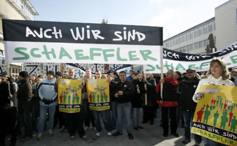Unter-den-Beschaeftigten-die-sich-in-der-Altstadt-draengten-herrscht-dennoch-gedrueckte-Stimmung-Viele-Leute-haben-Angst-Es-herrscht-Unsicherheit-wie-es-weiter-geht-berichtet-etwa-der-Schaeffler-Abteilungsleiter-Werner-Loschyk-Ein-seit-20-Jahren-im
