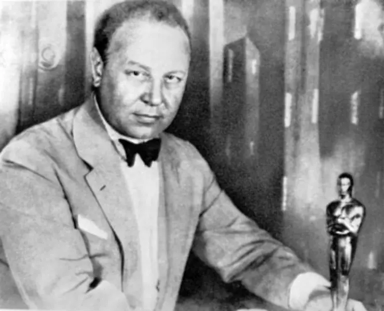 Bereits-im-ersten-Jahr-der-Oscar-Verleihungen-1929-erhaelt-Emil-Jannings-den-Preis-als-bester-Hauptdarsteller-Geehrt-wird-er-fuer-seine-Auftritte-in-den-US-Stummfilmen-Sein-letzter-Befehl-und-Der-Weg-allen-Fleisches