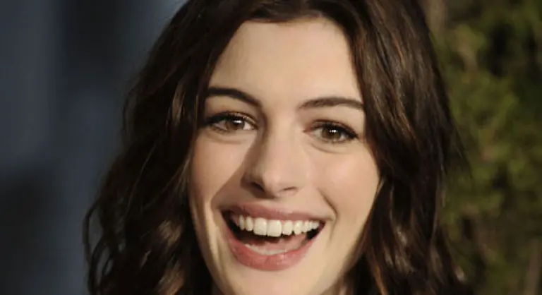 Die-Nominierung-allein-ist-eine-Auszeichnung-Anne-Hathaway-ist-eine-von-fuenf-Schauspielerinnen-die-sich-Hoffnung-auf-einen-Oscar-als-beste-Hauptdarstellerin-machen-koennen