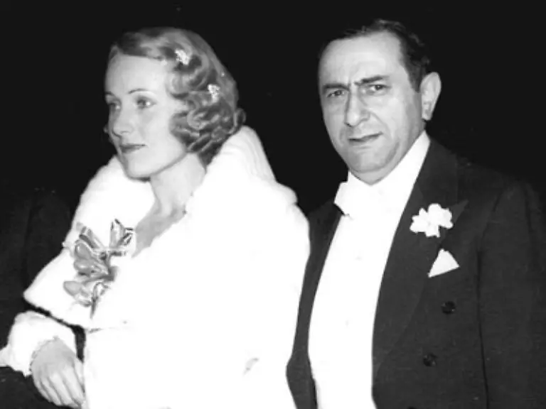 Der-auf-dem-Set-autokratisch-regierende-Regisseur-hier-mit-seiner-Frau-wechselt-bereits-in-den-20er-Jahren-nach-Hollywood-und-ist-beruehmt-fuer-seine-Romanzen-und-Komoedien-Mit-der-Garbo-dreht-er-Ninotschka-der-mit-dem-Slogan-Garbo-lacht-beworben-wird