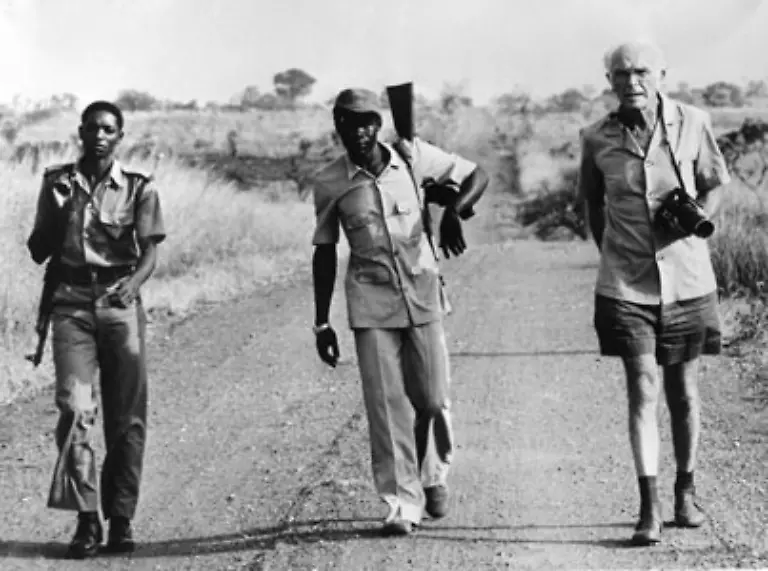 Die-Dreharbeiten-sind-jedoch-von-einem-Unglueck-ueberschattet-Grzimeks-Sohn-Michael-der-Co-Regisseur-stirbt-bei-einem-Flugzeugabsturz