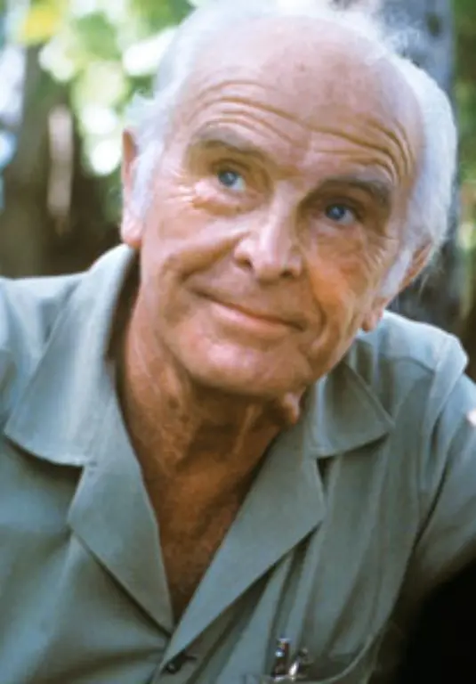 Als-Grzimek-1987-stirbt-wird-seine-Urne-in-Tansania-bestattet-neben-seinem-Sohn