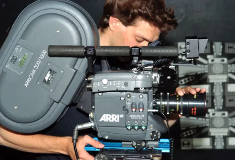 133-der-ersten-industriell-gefertigten-35-mm-Spiegelreflex-Filmkamera-den-Scientific-and-Technical-Academy-Award-of-Merit-eine-regulaere-Oscar-Statue