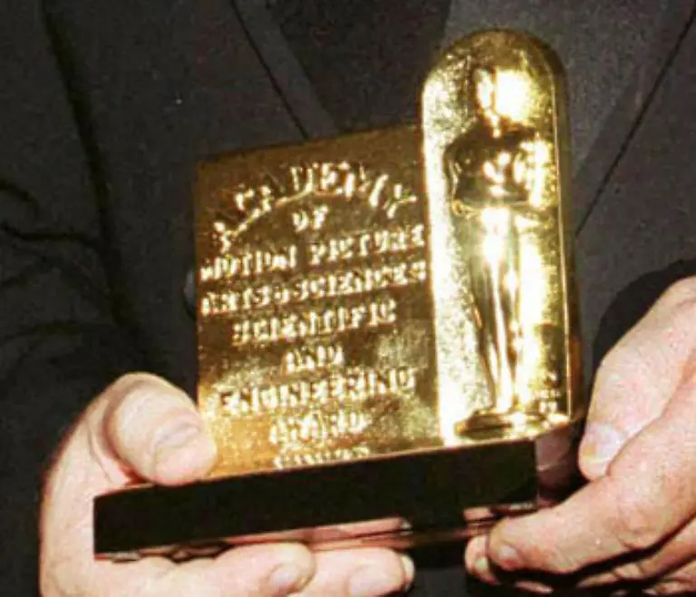Zuvor-hatte-die-Firma-bereits-mehrfach-den-Academy-Scientific-and-Engineering-Award-Class-II-bekommen-Dieser-ist-keine-klassische-Statue-sondern-eine-Plakette