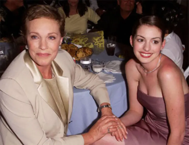 Ihr-leicht-seichtes-Image-verdankt-Hathaway-ihrem-ersten-Film-Ploetzlich-Prinzessin-eine-Aschenputtel-Schnulze