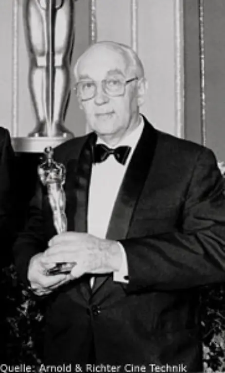 1993-darf-erneut-die-Firma-Arri-jubeln-Ihr-Kamerakonstrukteur-Erich-Kaestner-erhaelt-fuer-sein-Lebenswerk-den-Gordon-E-Sawyer-Award-den-unregelmaessig-verliehenen-Ehrenoscar-im-wissenschaftlich-technischen-Bereich