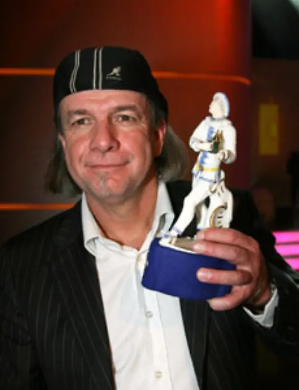 Nun-geht-es-Schlag-auf-Schlag-1994-erhaelt-Pepe-Danquart-hier-mit-dem-Bayerischen-Filmpreis-den-Oscar-fuer-den-besten-Kurzfilm-fuer-sein-Werk-Schwarzfahrer-133