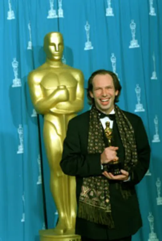 133-1995-wird-Komponist-Hans-Zimmer-fuer-die-Filmmusik-zum-Disney-Film-Der-Koenig-der-Loewen-ausgezeichnet