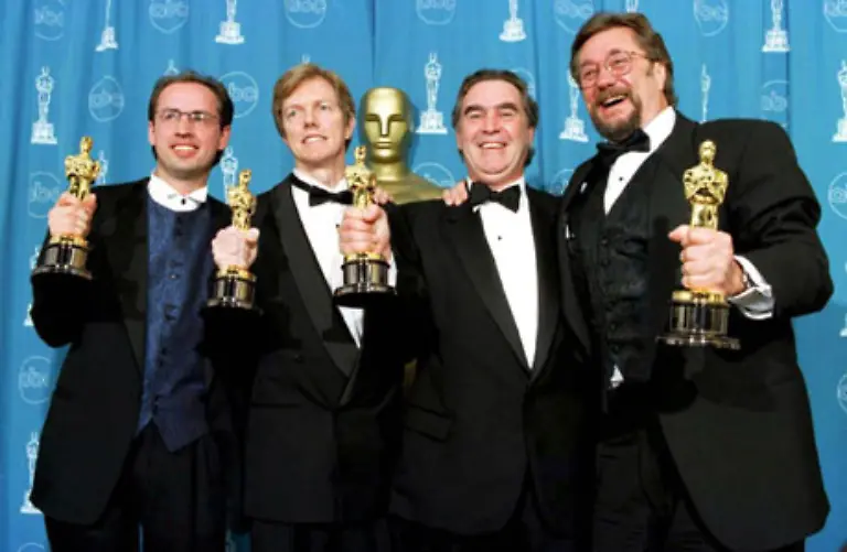 Im-gleichen-Jahr-wird-Volker-Engel-l-neben-amerikanischen-Kollegen-fuer-die-besten-visuellen-Effekte-in-dem-Film-Independence-Day-ausgezeichnet-Regie-fuehrt-der-Deutsche-Wolfgang-Emmerich