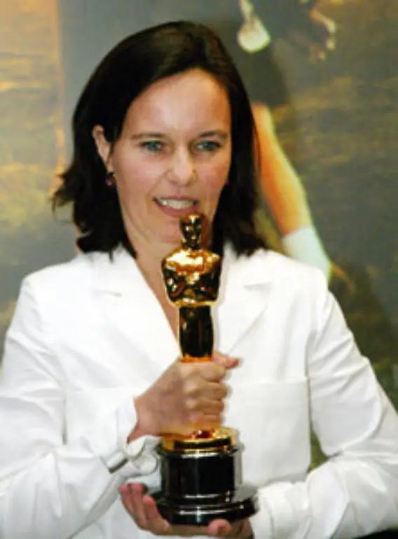 Allerdings-kann-sie-wegen-einer-Erkrankung-ihrer-Tochter-nicht-nach-Los-Angeles-reisen-und-erhaelt-ihre-Trophaee-somit-erst-verspaetet