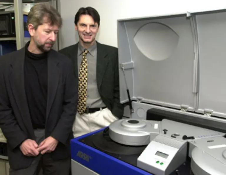 2003-jubelt-man-erneut-in-Muenchen-Die-Arnold-Richter-Cine-Technik-erhaelt-zusammen-mit-der-Panavision-Inc-einen-Scientific-and-Technical-Academy-Award-of-Merit-fuer-Verdienste-um-die-Entwicklung-von-Filmkameras