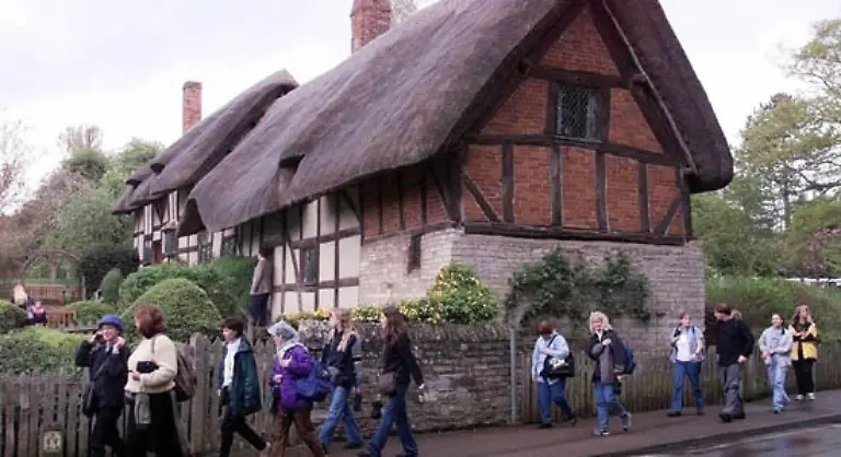 wie-Shakespeares-Frau-Hier-ein-Bild-des-Cottages-in-dem-jene-Anne-Hathaway-das-Licht-der-Welt-erblickte