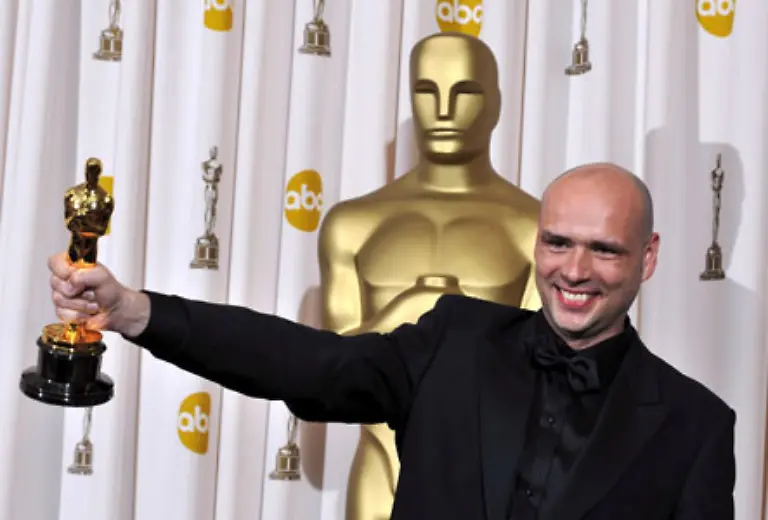 2009-freut-sich-Jochen-Alexander-Freydank-ueber-den-Oscar-fuer-den-besten-Kurzfilm-Spielzeugland-auch-wenn-die-Praesentatoren-beim-Aussprechen-des-Titels-etwas-straucheln