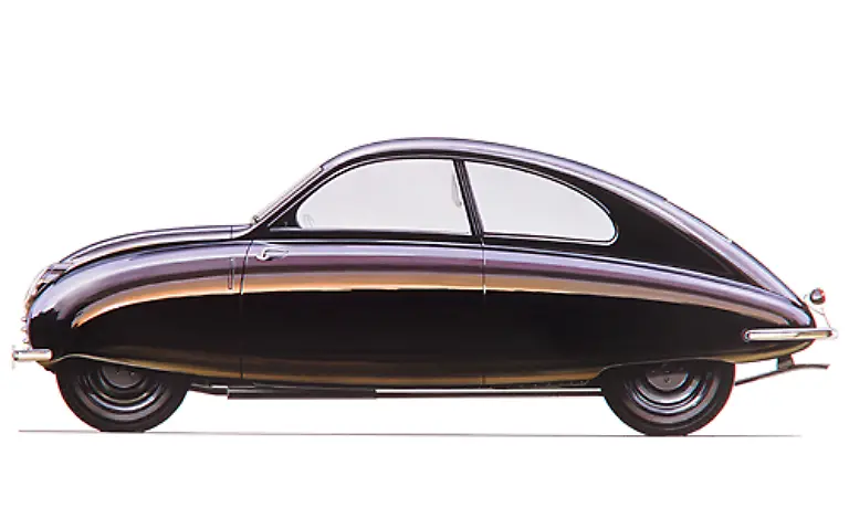 1947-kam-der-Ur-Saab-auf-den-Markt-Die-Idee-war-die-aerodynamischen-Formen-aus-dem-Flugzeugbau-auf-das-Automobil-zu-uebertragen-Sixten-Sason-zeichnete-bis-zu-seinem-Tode-1967-die-Autos-der-Marke-Unverkennbar-ist-der-Linienschwung