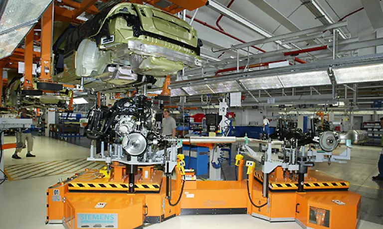 Das-aktuelle-Cabrio-wird-im-oesterreichischen-Graz-bei-Magna-Steyr-gebaut-Saab-gehoert-aber-seit-dem-Jahr-1990-zu-50-und-seit-2000-zu-100-Prozent-zum-General-Motors-Konzern-Seit-2004-wird-die-Marke-aus-der-GM-Europe-Zentrale-in-Zuerich-gesteuert