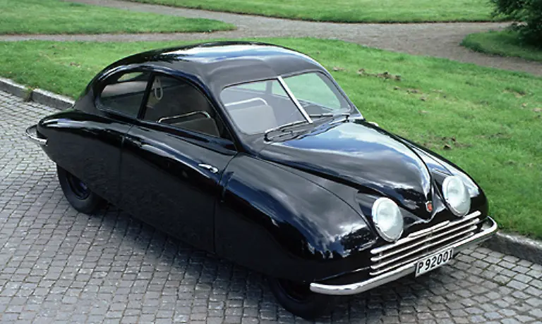 Als-Automobilbauer-machten-sich-die-Schweden-erst-1947-mit-dem-Saab-92-einen-Namen-Bei-der-Form-des-Wagens-spielte-die-Erfahrung-als-Flugzeugbauer-durchaus-eine-Rolle