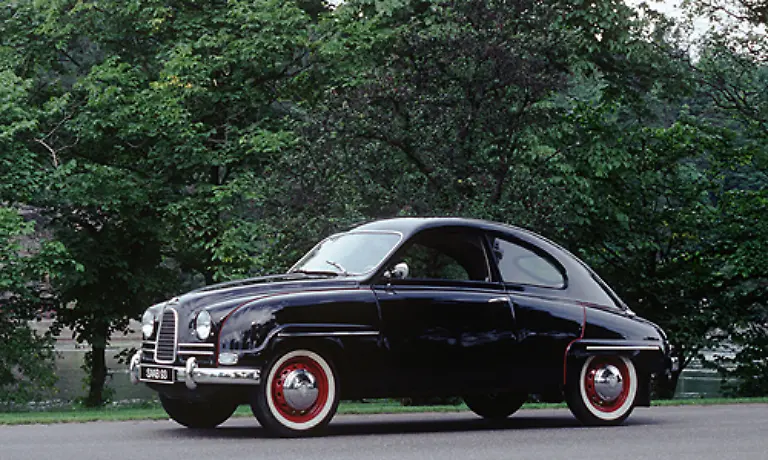 Geld-verdienten-die-Skandinavier-aber-eher-mit-Modellen-wie-dem-Saab-93-Auch-er-geht-1956-ins-Rennen-und-ist-der-erste-Saab-der-auch-exportiert-wird