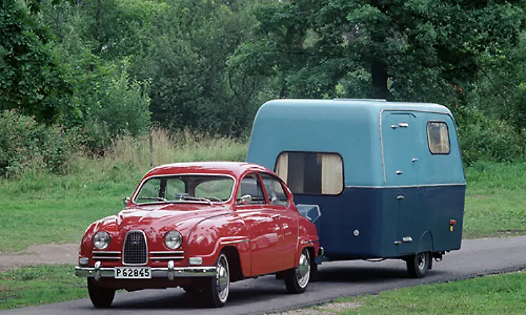 Ausserdem-wurden-spaeter-die-Tueren-vorn-angeschlagen-Auch-die-zuvor-ueblichen-Schwingachsen-wurden-durch-Schraubfedern-und-doppelte-Dreieckslenker-vorn-sowie-eine-Starrachse-hinten-ersetzt