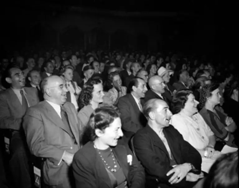 Er-brachte-den-Deutschen-nach-dem-Krieg-wieder-das-Lachen-bei-heisst-es-ueber-den-Dichter-Schauspieler-Entertainer-und-Musiker