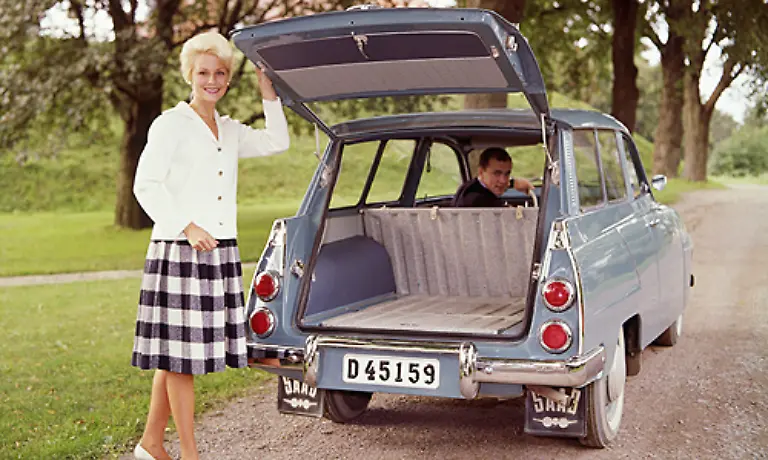 Eine-Besonderheit-war-die-aufklappbare-gegen-die-Fahrtrichtung-montierte-dritte-Sitzbank-Das-Zuendschloss-befindet-sich-uebrigens-bei-nahezu-allen-Modellen-von-Saab-in-der-Mittelkonsole-Durch-Stahlbox-und-Verriegelung-ist-das-Kurzschliessen-fast-unmoeglich