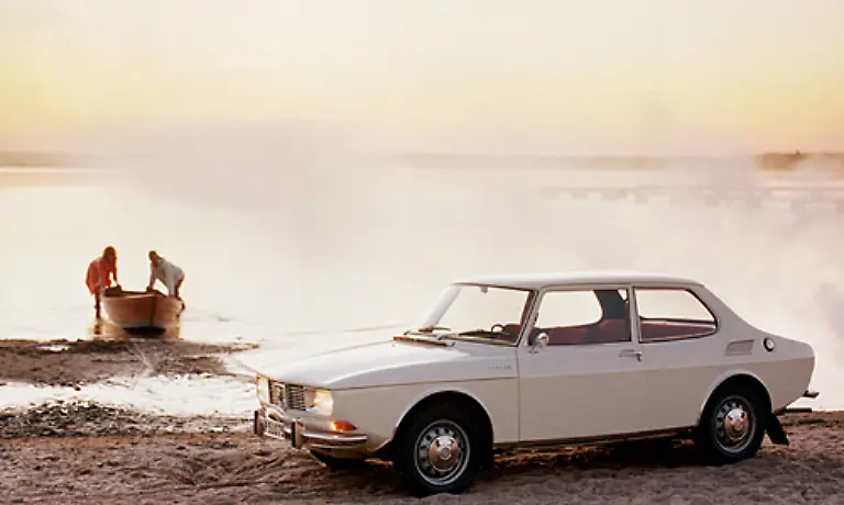 Ende-der-1960er-Jahre-kam-der-Saab-99-auf-den-Markt-Etwas-frischer-vom-Aeusseren-wurde-er-von-Beginn-an-mit-Vier-Zylinder-Motoren-ausgestattet-Im-Rallye-Sport-war-der-99-besonders-erfolgreich-Dort-wurde-die-Basis-fuer-die-bekannten-Turbo-Motoren-geschaffen