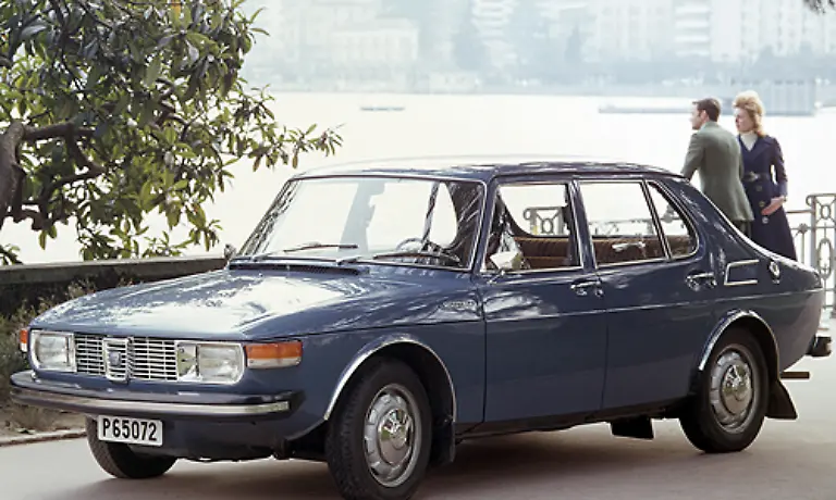 Ueber-zahlreiche-Facelifts-naeherte-sich-der-99-der-von-Saab-bestens-bekannten-Karosserieform-an-Ein-fliessendes-Heck-und-eine-lange-Schnauze-wurden-zum-Markenzeichen