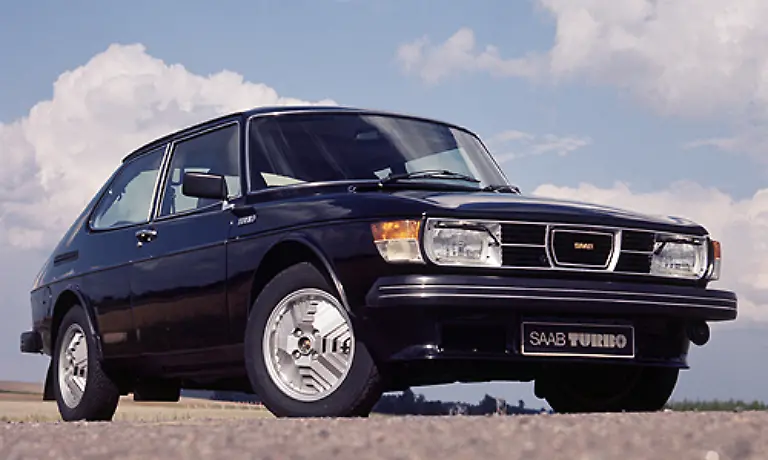 Mit-der-Auffrischung-von-1972-bekam-der-99-eine-maechtige-aktive-Stossstange-an-Front-und-Heck-Diese-war-bis-8-km-h-verformbar-und-so-selbstreparierend-Der-verbesserte-Unfallschutz-wurde-aber-mit-einem-etwas-plumpen-Aeusseren-bezahlt